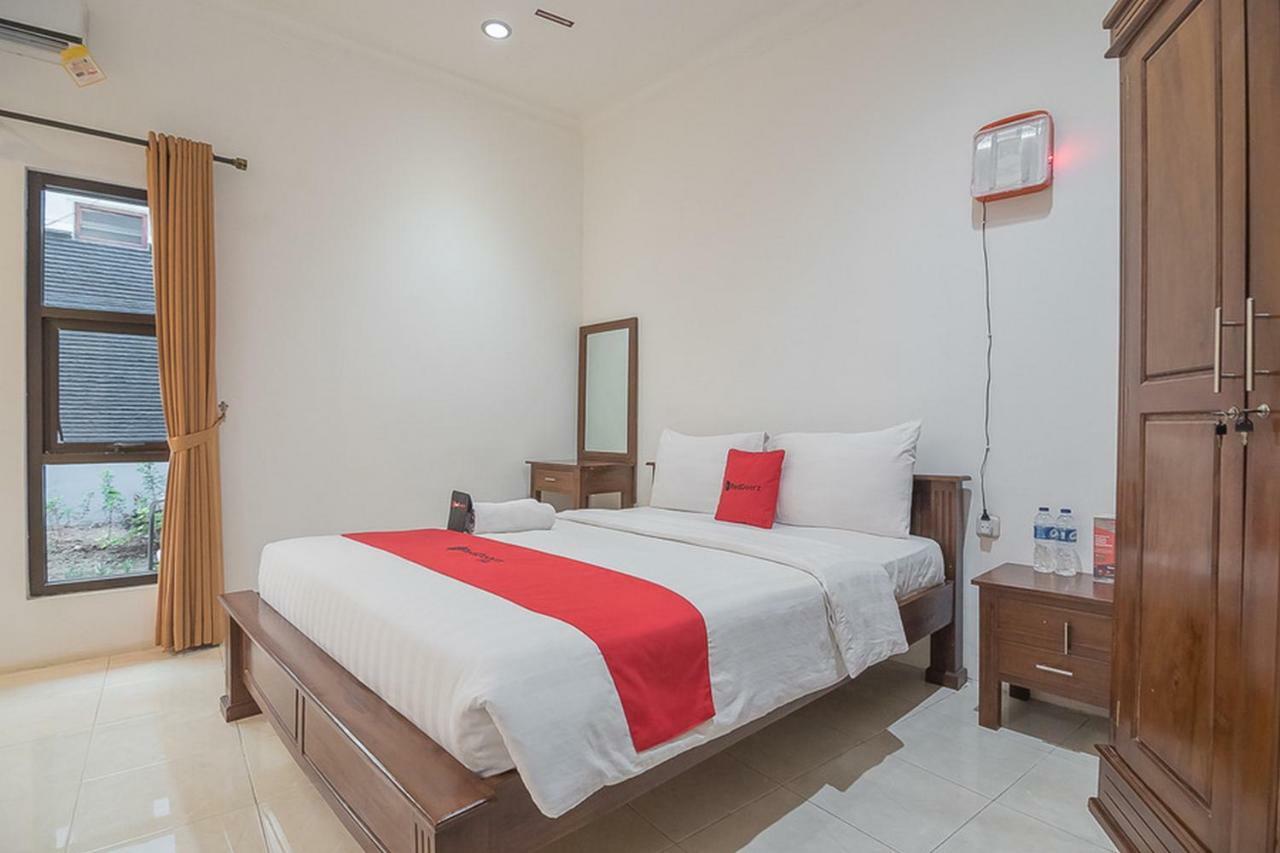 Hotel Reddoorz Near Jatinangor Town Square Extérieur photo