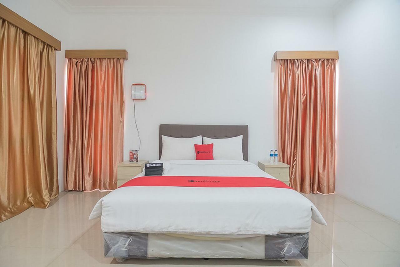 Hotel Reddoorz Near Jatinangor Town Square Extérieur photo