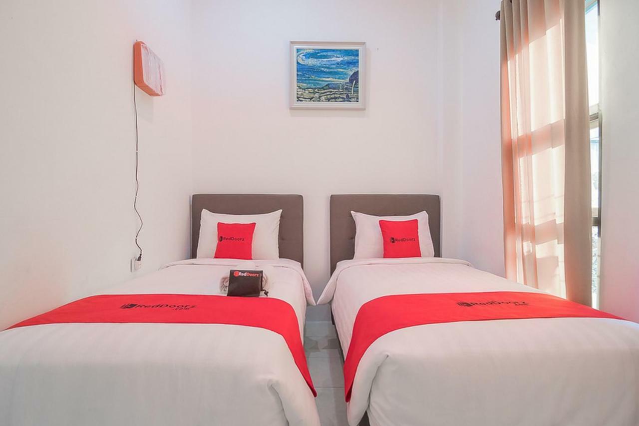 Hotel Reddoorz Near Jatinangor Town Square Extérieur photo