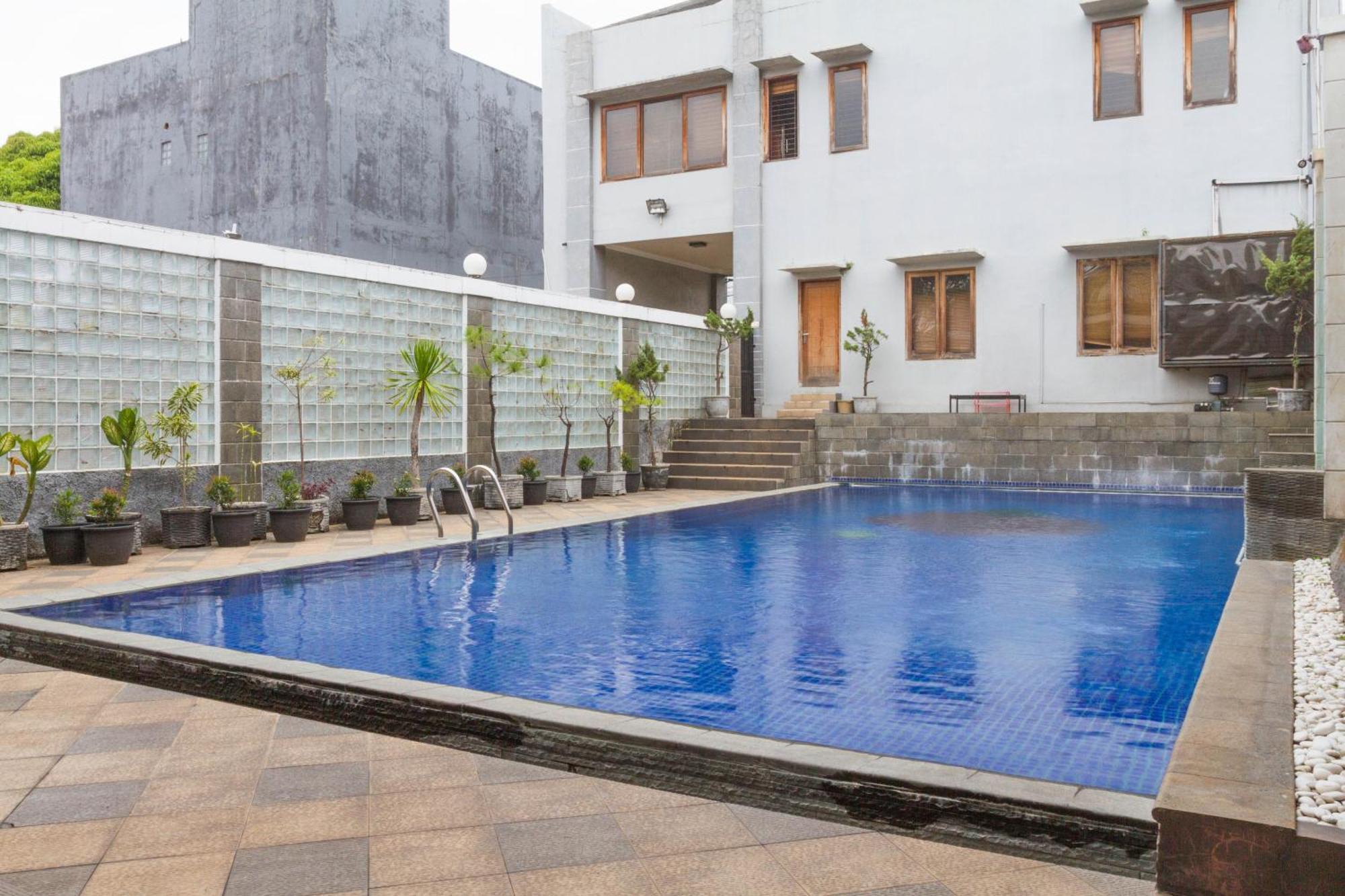 Hotel Reddoorz Near Jatinangor Town Square Extérieur photo