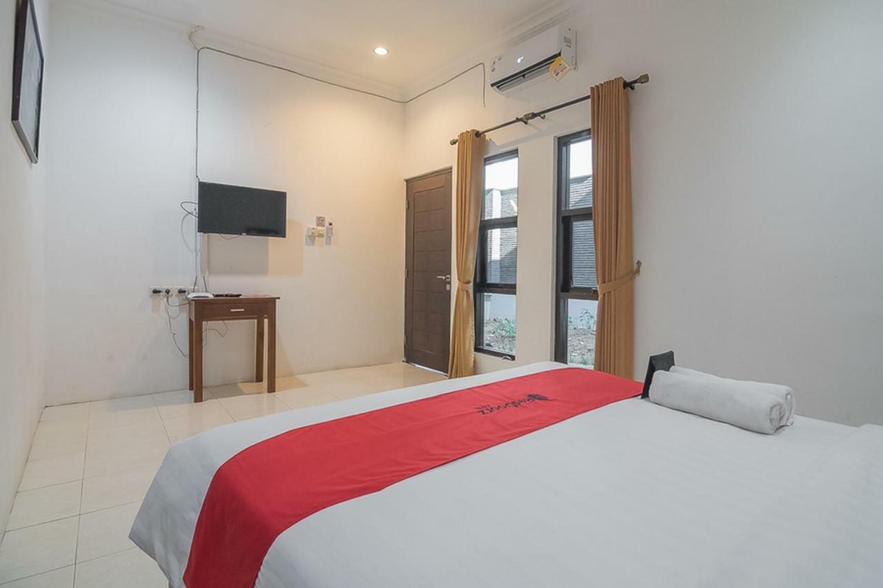 Hotel Reddoorz Near Jatinangor Town Square Extérieur photo